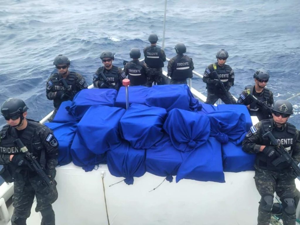 La Marina Nacional localizó 1.4 toneladas de cocaína flotando a 900 millas náuticas del Estero de Jaltepeque.