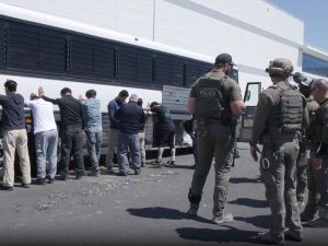 ICE arresta a 822 inmigrantes con antecedentes en megaoperativo en Texas