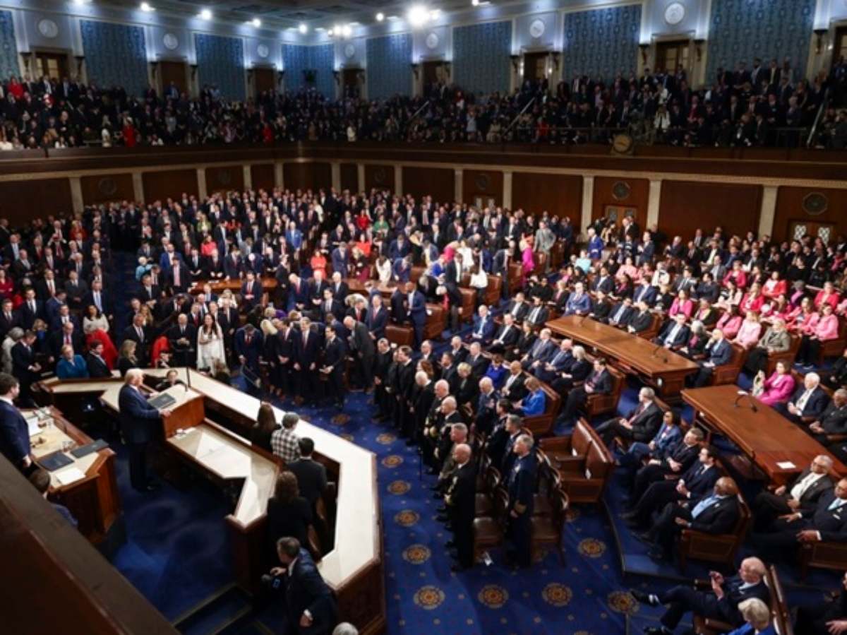 Senadores en Washington durante la sesión que permitió avanzar en el acuerdo para reabrir el gobierno federal tras más de un mes de cierre.. Foto: archivo