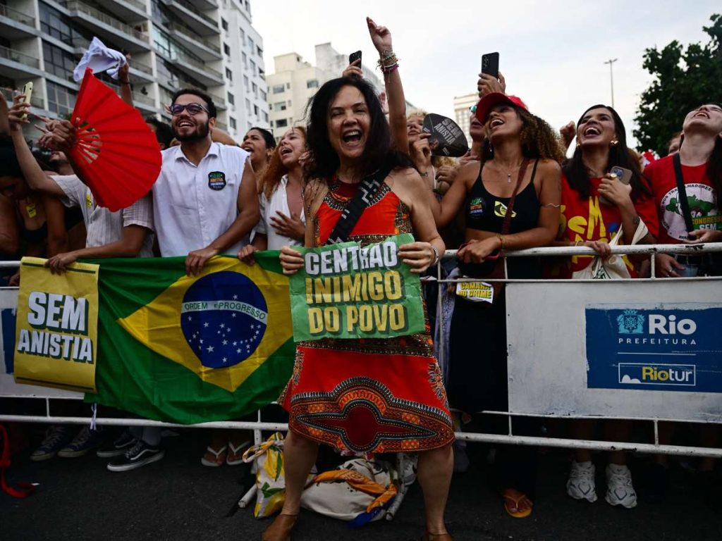 Una manifestante posa para una foto mientras participa en una protesta contra una enmienda constitucional conocida como el Proyecto Blindaje, que exige al Congreso autorizar cualquier cargo penal contra diputados y senadores mediante votación secreta, en Río de Janeiro, Brasil, el 21 de septiembre de 2025. Foto: AFP