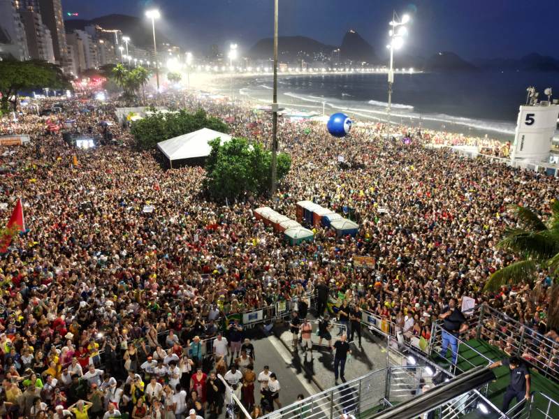 Manifestantes que asisten a una protesta contra una enmienda constitucional conocida como Proyecto Blindaje, en Río de Janeiro, Brasil, el 21 de septiembre de 2025. Foto: AFP
