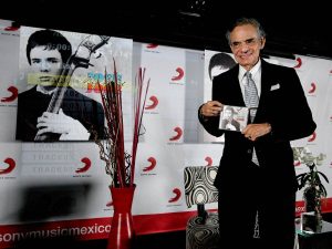 El príncipe de la canción” presentó su disco 
