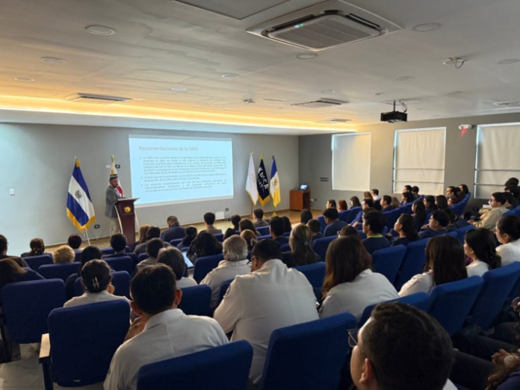 Personal de salud salvadoreño recibe formación para prevenir enfermedades no transmisibles.