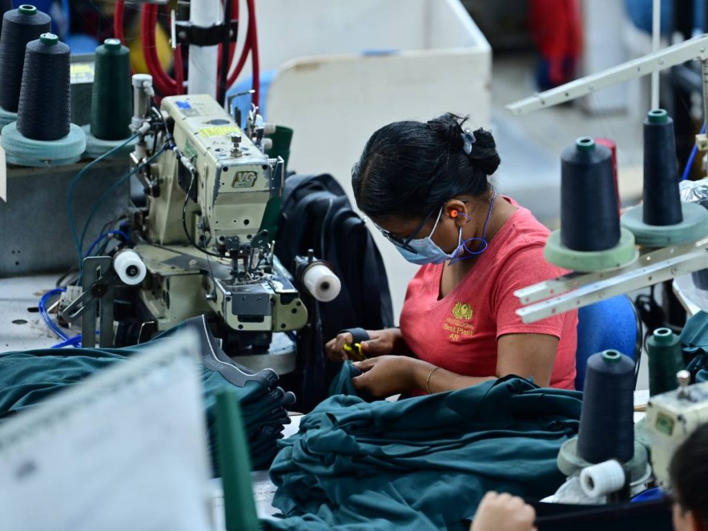 Los días de asuetos están pensados para el descanso de los trabajadores, pero en algunos sectores es común que se siga laborando. Foto: Archivo.