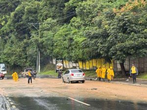 La carretera Panamericana quedó inundada en varios tramos tras las intensas lluvias. /Cortesía de la Municipalidad de Santa Catarina Pinula