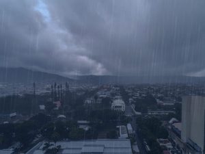 El Área Metropolitana de San Salvador podría registrar lluvias de corta duración en horas de la noche.