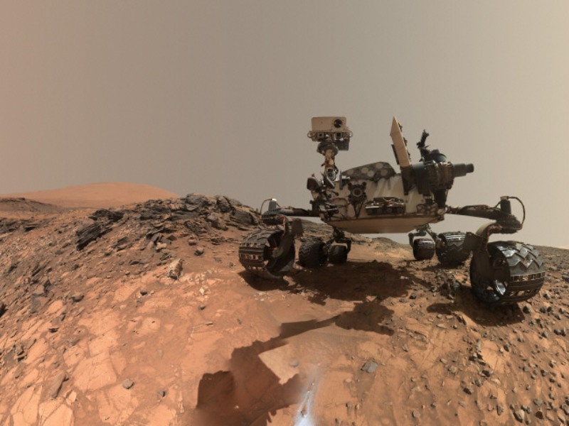 Fotografía cedida de un autorretrato de bajo ángulo de Curiosity, el robot explorador de la NASA en Marte, en el lugar desde donde se perforó un objetivo rocoso llamado "Buckskin" en el bajo Mounte Sharp, en 2018. / Foto Archivo