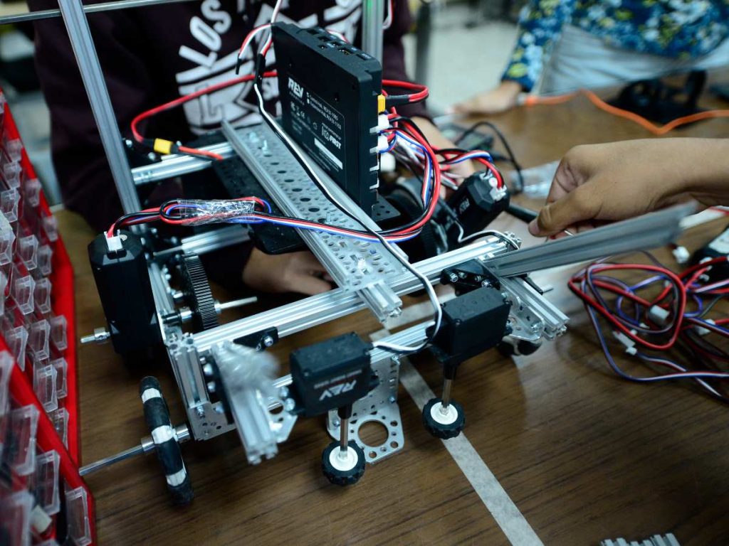 Estudiantes salvadoreños clasificaron a la Olimpiada Mundial de Robótica 2025 en Singapur.