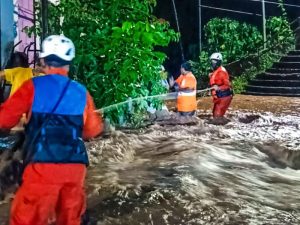 La escena en Morazán tras las lluvias: viviendas inundadas y evacuaciones de emergencia. Las autoridades mantienen monitoreo por posibles nuevos desbordamientos.
