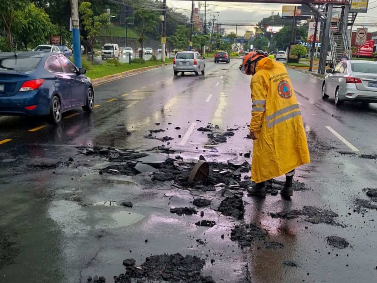Santa Tecla, Soyapango y el Bulevar de Los Próceres presentan afectaciones viales severas tras lluvias intensas. Autoridades piden precaución y ofrecen rutas alternas. Foto: cortesía Protección Civil.