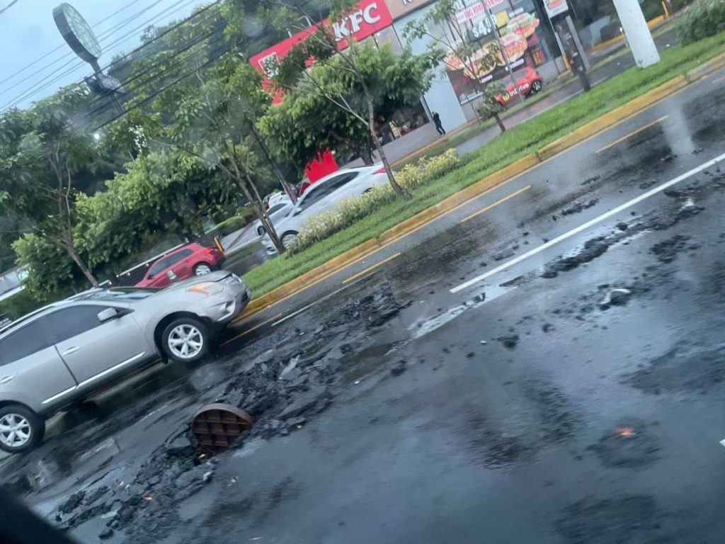 Cárcava complica el tránsito en el Bulevar de Los Próceres. Foto: cortesía
