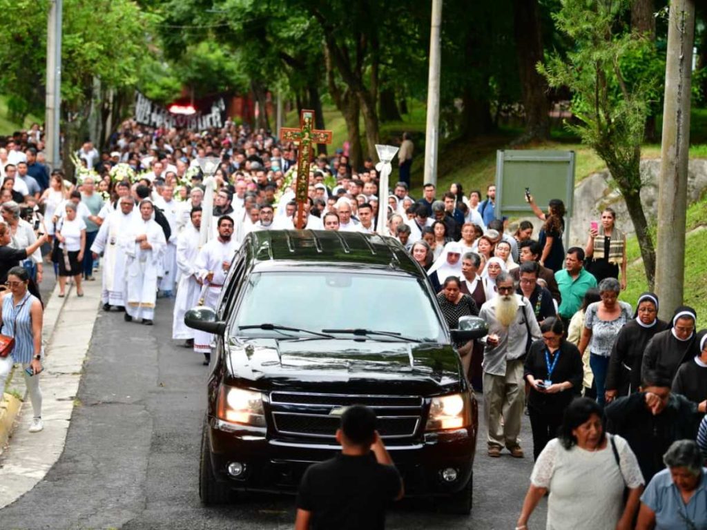 En la cancha de la UCA se reunieron docentes de la universidad, alumnos, administrativos, miembros de la orden Jesuita, feligreses de la iglesia católica, personas que viajaron desde el interior del país y salvadoreños que consideraban a Tojeira como un guía y amigo. Foto: elsalvador.com