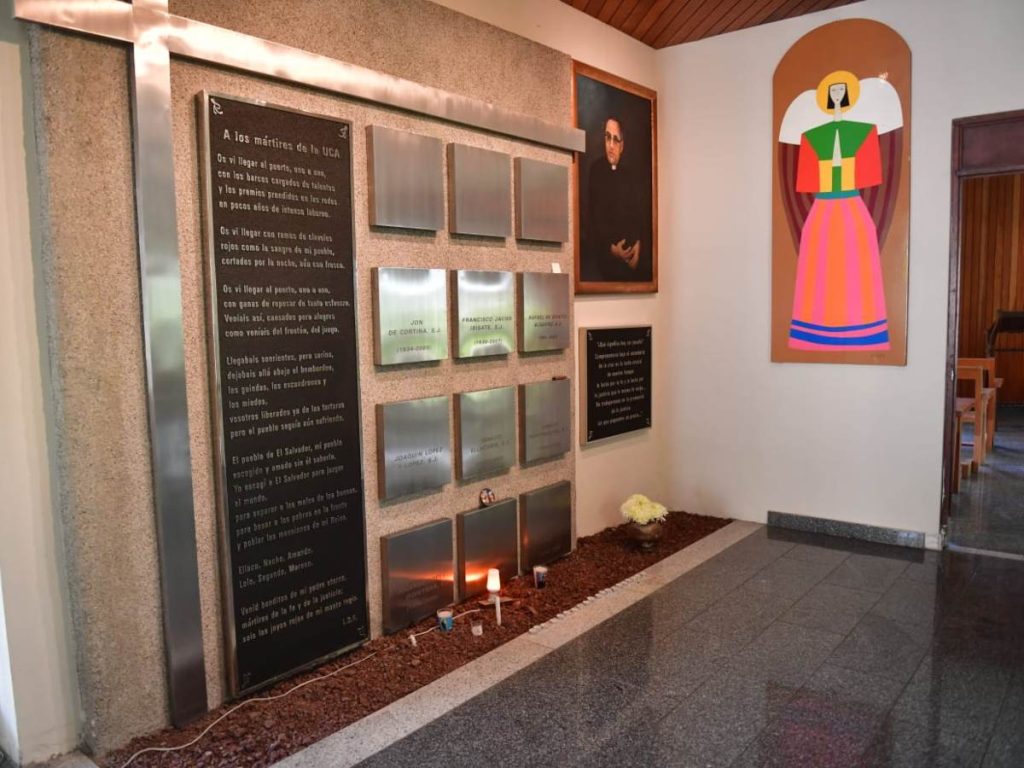 El sepelio se realizó en la capilla Jesucristo Liberador, el mismo lugar donde reposan los cuerpos de los mártires jesuitas asesinados en 1989. Foto: elsalvador.com
