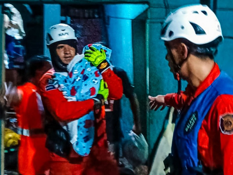 Una familia es auxiliada por Bomberos tras quedar atrapada por la crecida del río en Gotera.