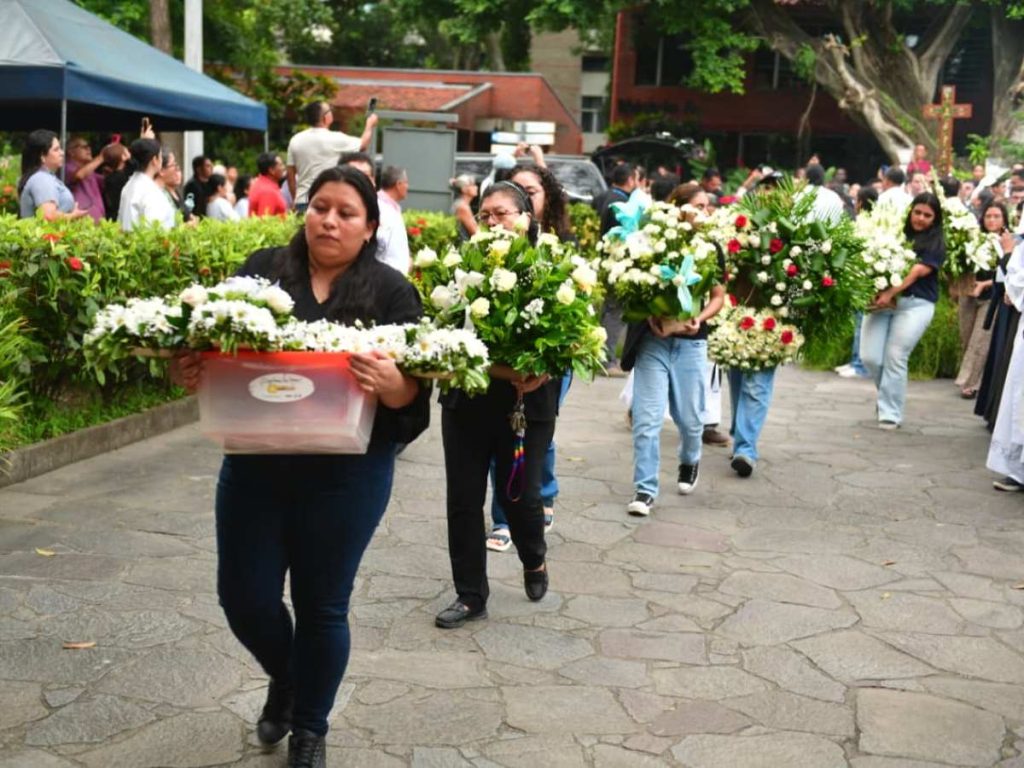 Salvadoreños se reunieron en la UCA para despedir al padre José María Tojeira y para darle sus últimas muestras de cariño. Foto: elsalvador.com