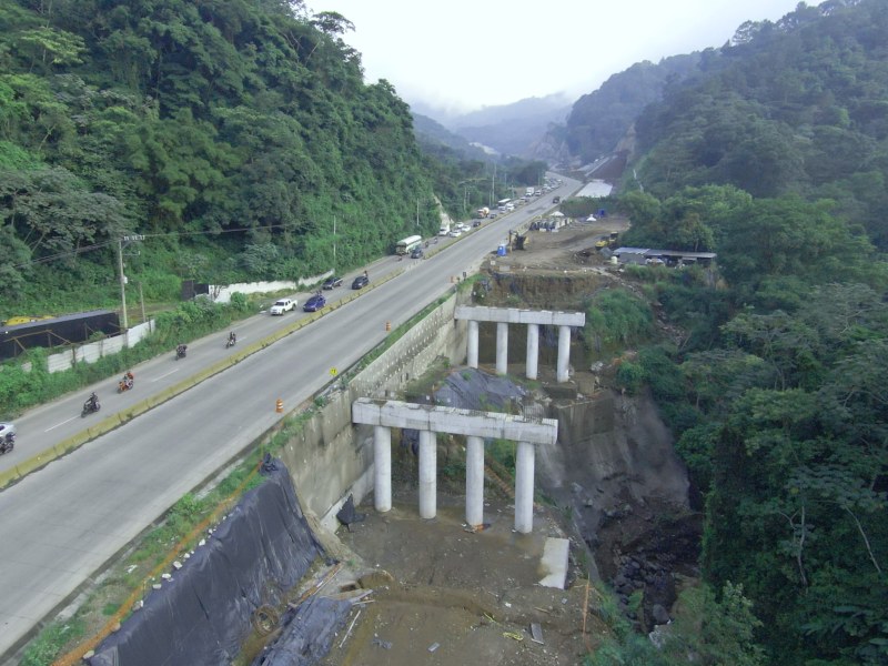 El Viaducto Francisco Morazán, en construcción sobre la Carretera Panamericana en Los Chorros, ya supera el 25 % de avance. Foto: Moisés Rivera.