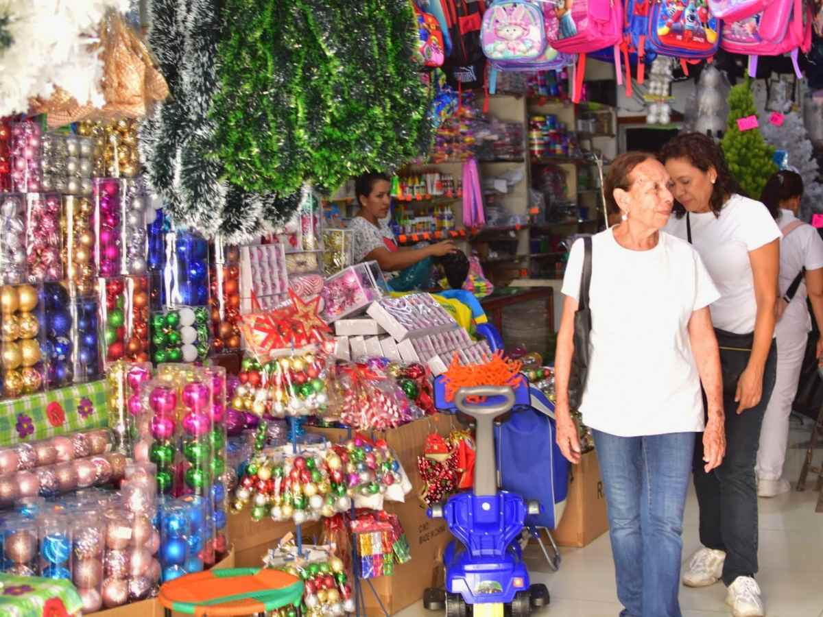 Los puestos de árboles y adornos navideños se concentran entre la calle Rubén Darío y la 7a avenida Sur, en el Centro Histórico. /Juan Martínez