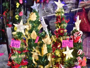 Modelos nevados y con luces integradas destacan entre las opciones más buscadas por las familias. /Juan Martínez