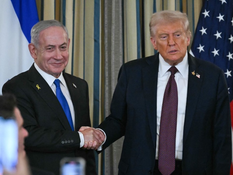 El presidente de Estados Unidos, Donald Trump, y el primer ministro israelí, Benjamin Netanyahu, se estrechan la mano al concluir una conferencia de prensa conjunta en el Comedor de Estado de la Casa Blanca, en Washington, D. C., el 29 de septiembre de 2025. / AFP