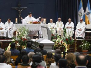 Sentido adiós al Padre Tojeira: fue velado en Guatemala y será sepultado en El Salvador