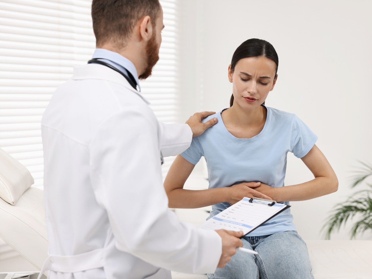 os médicos recomiendan realizar exámenes de heces antes de iniciar un tratamiento antiparasitario.