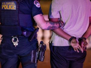 Agentes de la Patrulla de Carreteras de Florida realizan retenes migratorios en las principales autopistas del estado.