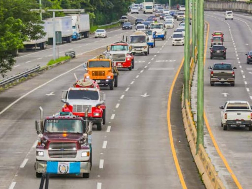 Una flota de camiones cisterna provenientes de Guatemala ingresó a El Salvador para reforzar la distribución de agua en el AMSS.