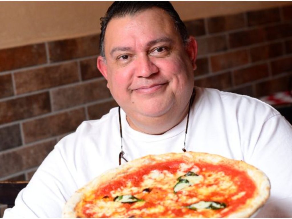 El maestro pizzero Juan Cárcamo recibió el reconocimiento en el Teatro Mercadante, Nápoles, Italia.