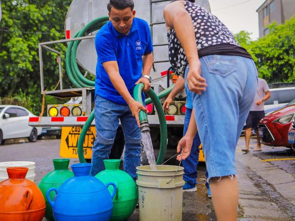 ANDA distribuye agua en pipas para comunidades del AMSS mientras avanza la cuarta fase de trabajos en la tubería principal de 48 pulgadas.
