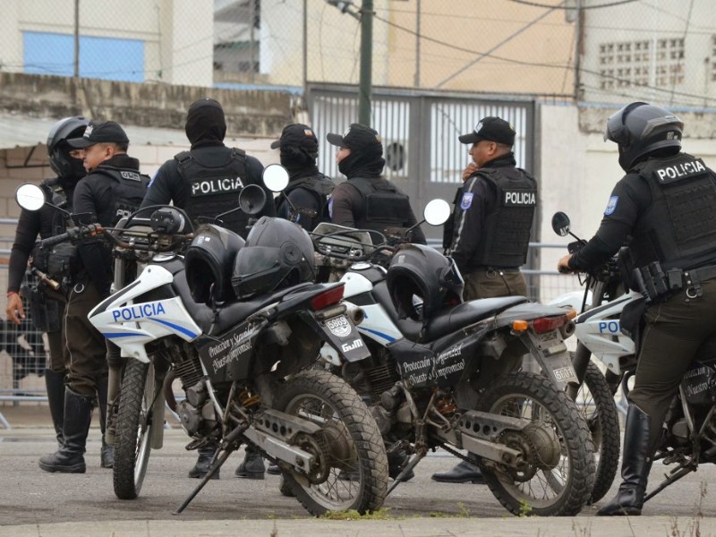 Policías en las afueras de la cárcel de Machala, en Ecuador. / AFP