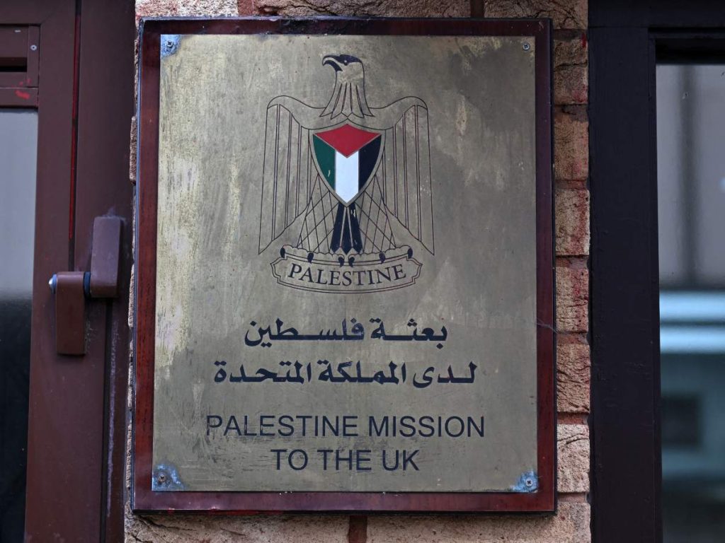 Un cartel se ve afuera de la Misión de Palestina en el Reino Unido el 21 de septiembre de 2025, en el oeste de Londres. 