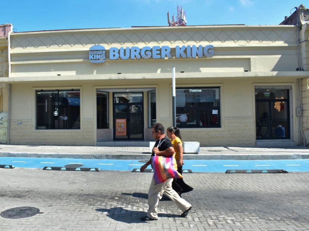 Hierro forjado y madera son materiales autorizados para rótulos en el Centro Histórico. /Juan Martínez