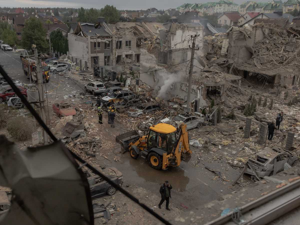 Una vista muestra el lugar donde se encuentran los edificios residenciales gravemente dañados tras un ataque aéreo ruso a las afueras de Kiev