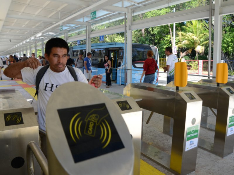 Una persona ocupa el pago electrónico en el anterior SITRAMSS, sistema de transporte que dejó de funcionar en 2020. El proyecto en 2025 es retomar este tipo de pago digital. / Foto Archivo
