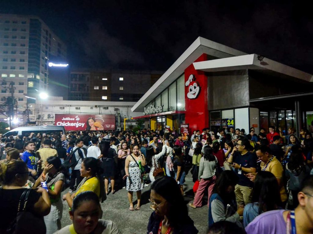 Personas se congregan en una calle tras el terremoto en Cebú, en el centro de Filipinas, el 30 de septiembre de 2025.