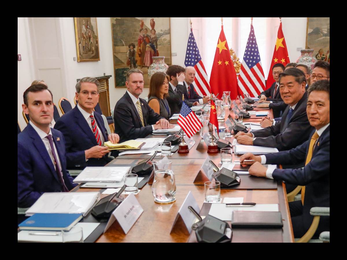 Scott Bessent y Li Chenggang, en Madrid, durante la reunión en la que EE.UU. y China anunciaron un consenso sobre TikTok y otros temas comerciales.