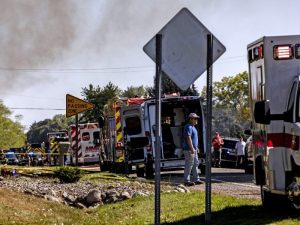 Vecinos y otros miembros de la comunidad observan mientras los servicios de emergencia responden a un tiroteo e incendio en la iglesia de Jesucristo de los Santos de los Últimos Días, el 28 de septiembre de 2025, en Grand Blanc, Míchigan. / AFP