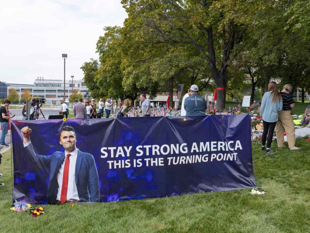 Una pancarta de Turning Point se ve mientras la gente rinde homenaje al activista político de derecha Charlie Kirk en la Universidad del Valle de Utah en Orem, Utah