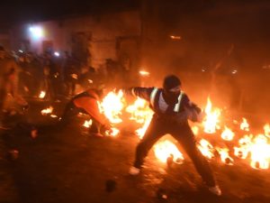 Nejapa ilumina la noche con las tradicionales bolas de fuego