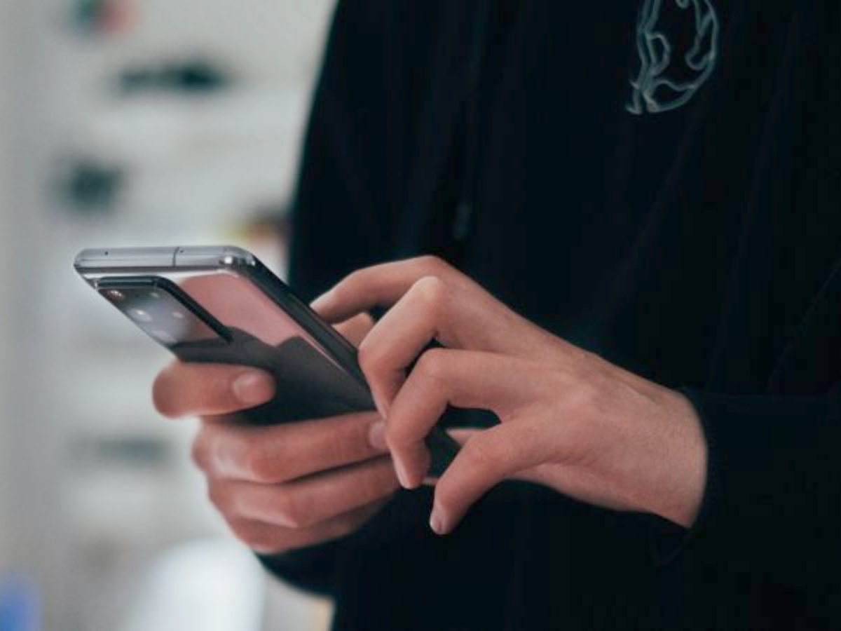 Más del 50 % de salvadoreños pasa tres horas diarias en redes sociales, advierten expertos en salud mental.