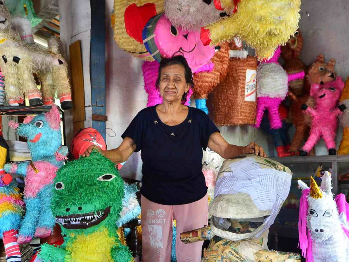 Dora Ayala elabora piñatas en San Jacinto. Fotografía/ Emerson Del Cid