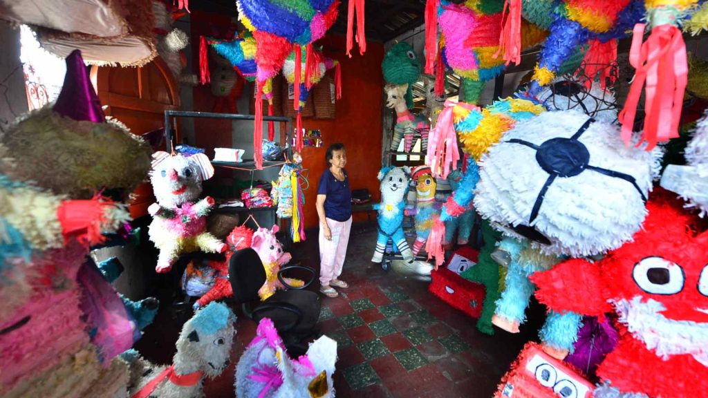  Dora aún elabora piñatas solo que a un menor ritmo por sus 82 años de edad. Foto/ Emerson Del Cid