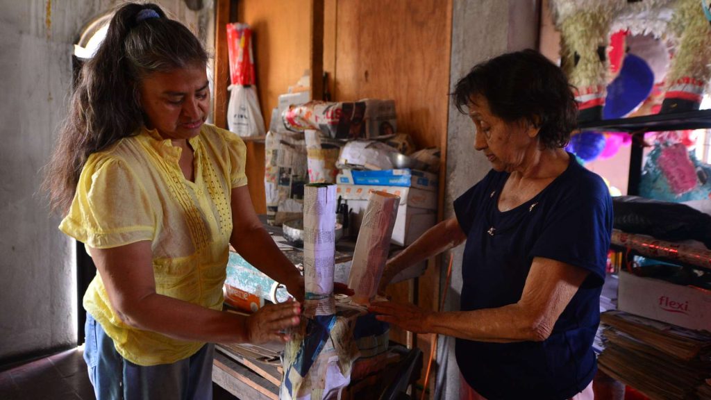 Dora junto a su hija, quien ahora le apoya en la elaboración de las piñatas según los pedidos. Foto/ Emerson Del Cid