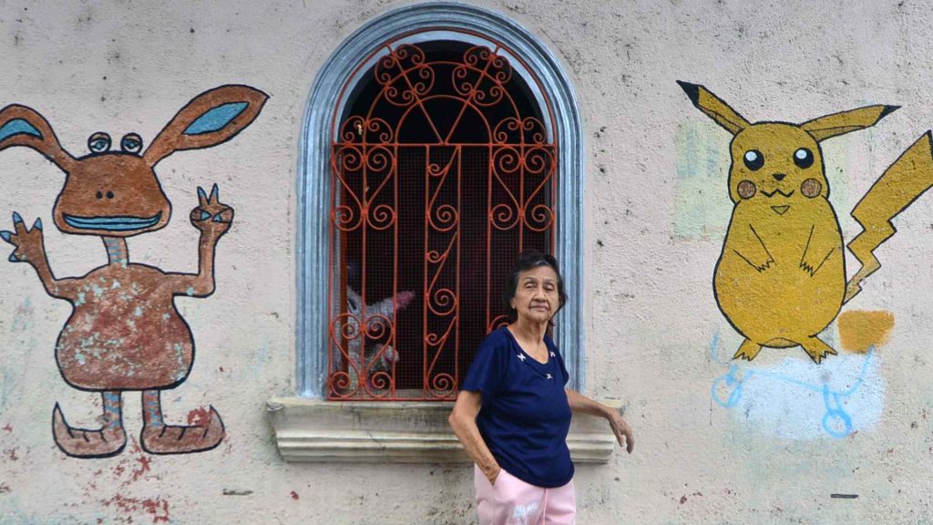 Décadas entre la elaboración de piñatas le permitieron ser reconocida en todo el barrio San Jacinto. Foto/ Emerson Del Cid