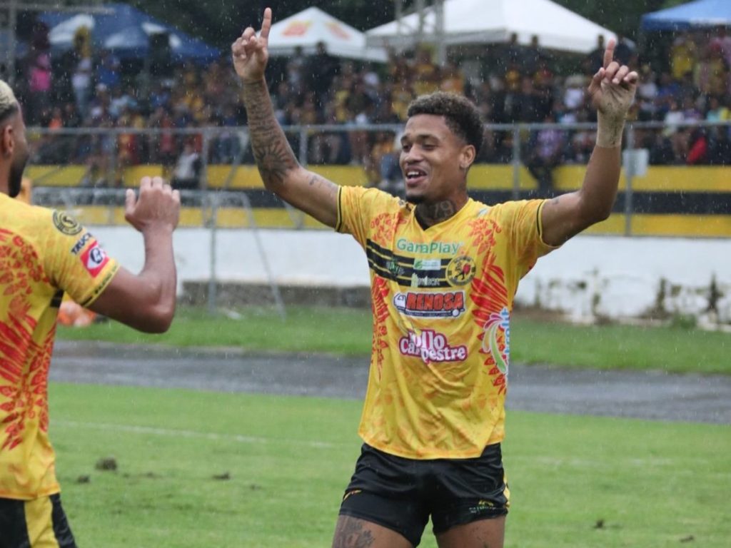 Andrés Bello del Platense celebra gane ante Águila. Foto X Platense