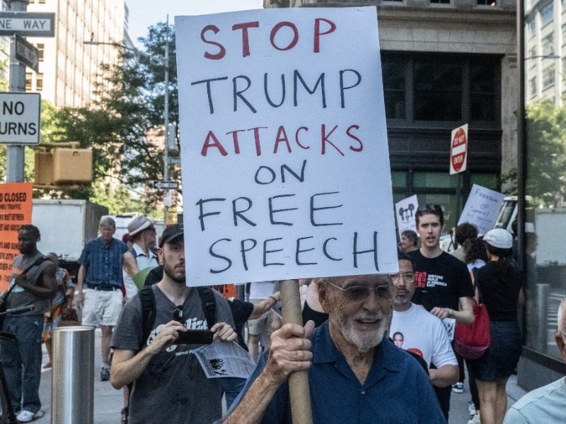 Protesta de ciudadanía en Nueva York, contra políticas de Donald Trump en cuanto a la presión a programas y medios de comunicación. / AFP