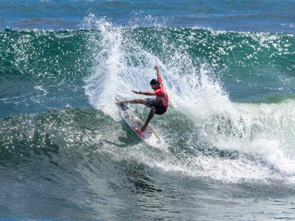 El surfista salvadoreño Bryan Pérez protagonizó uno de los momentos más destacados de la jornada.