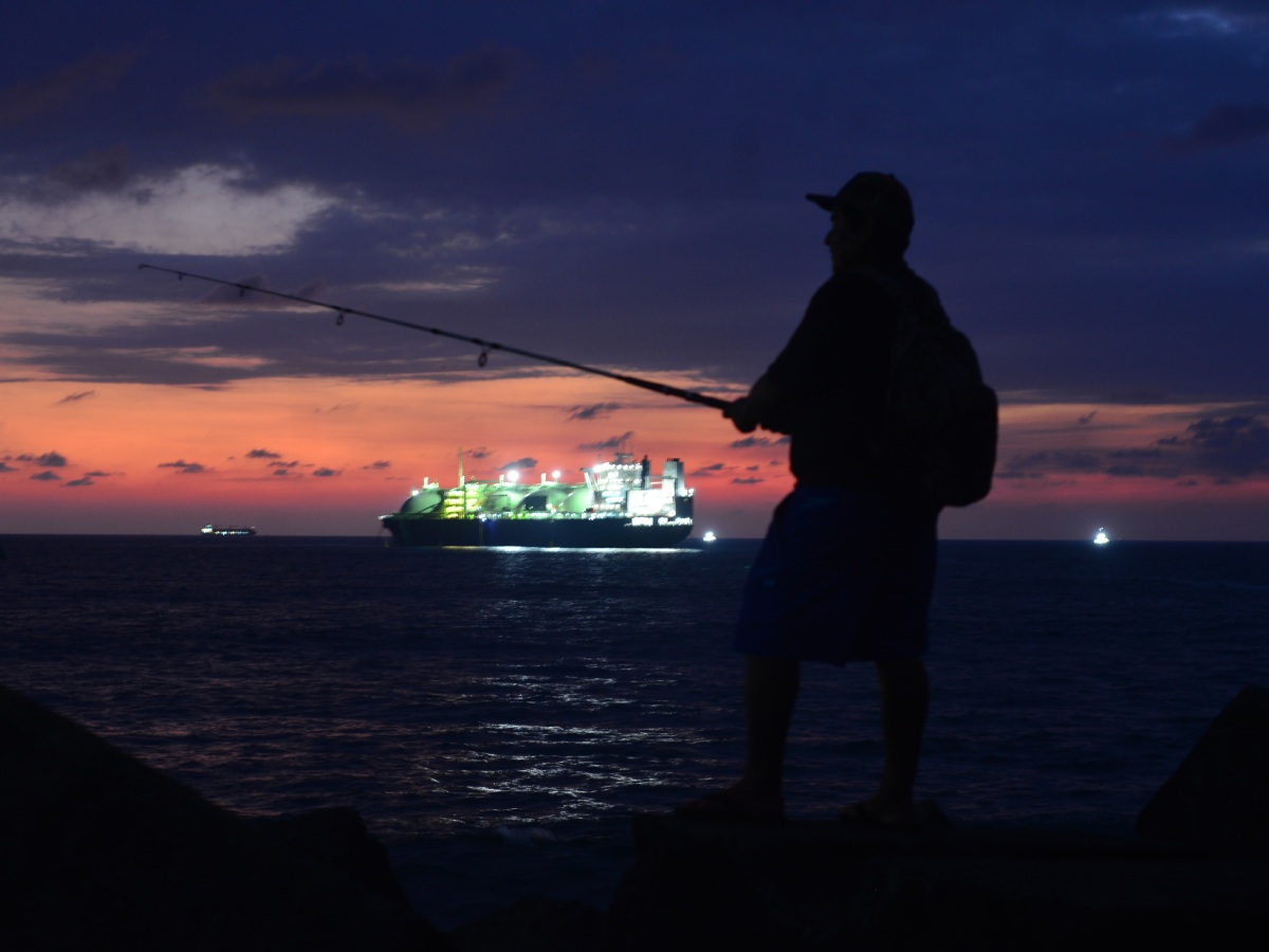 El sol se oculta lentamente sobre el Pacífico en Acajutla, tiñendo de dorado el mar y los riscos que rodean la avenida Miramar. Foto/ archivo