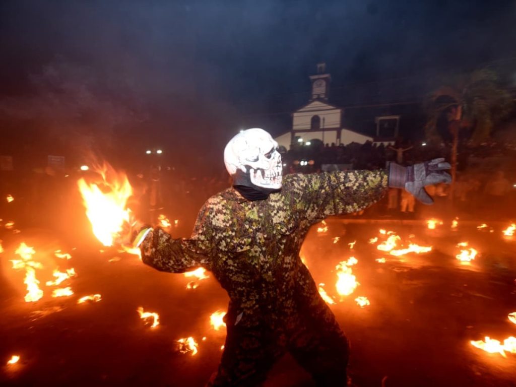 Esta batalla de bolas de fuego es llena de adrenalina y diversión. Fotografía elsalvador.com