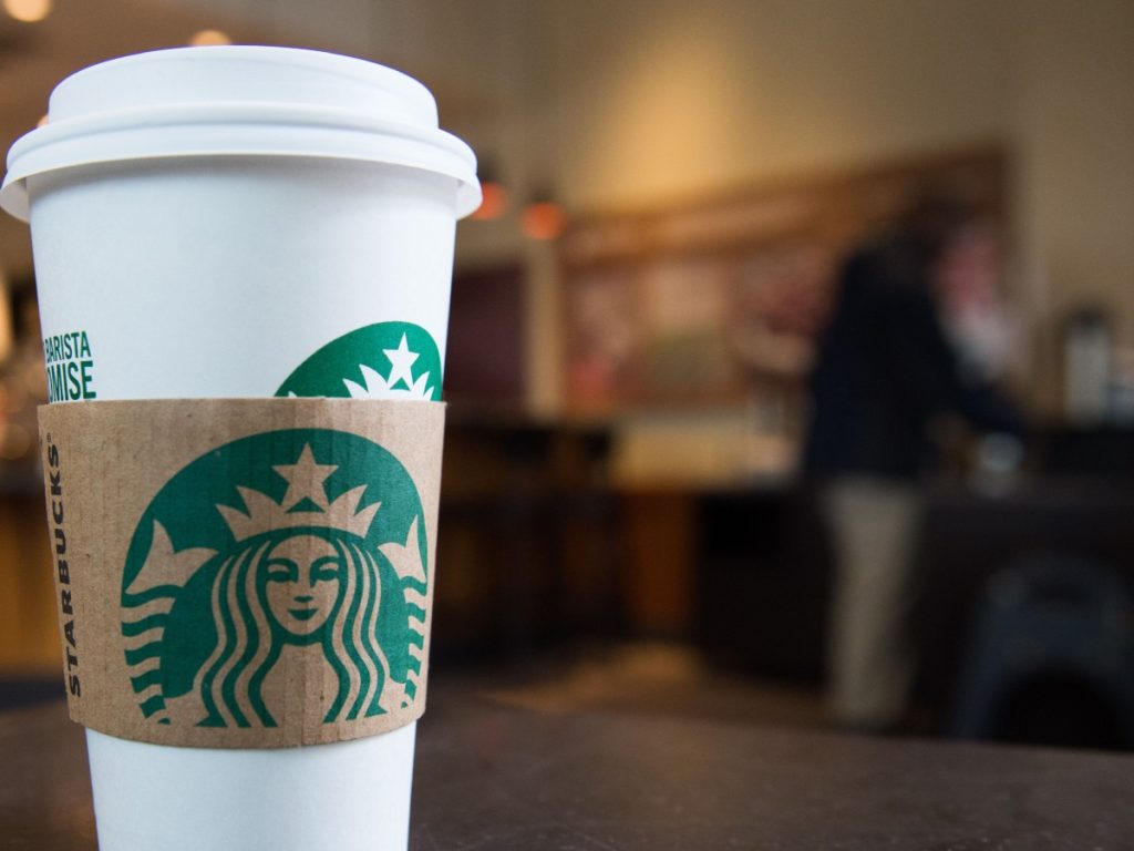 Starbucks, el café más viral entre los jovenes desde hace más de 10 años, también se encuentra en el Centro Histórico de San Salvador. Foto de carácter ilustrativo/ AFP